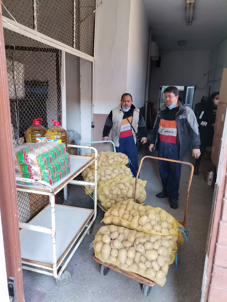 Млади социалисти дариха хранителни продукти на социални услуги в Гоце Делчев