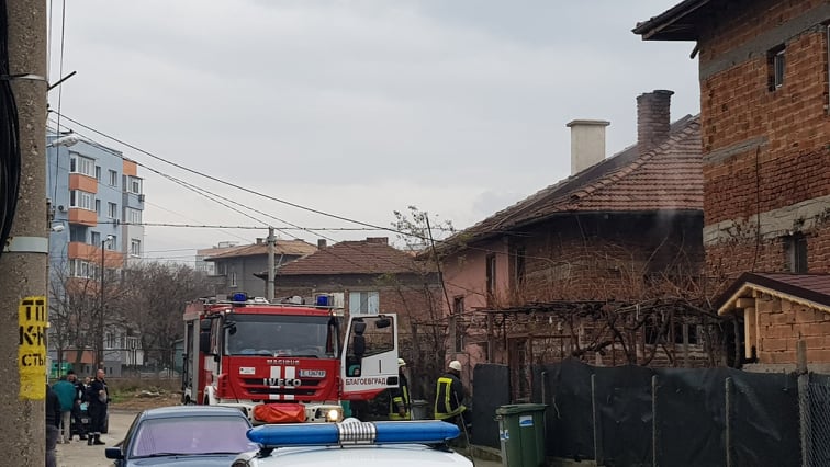 Къща лумна в пламъци в благоевградския квартал „Старо Струмско“