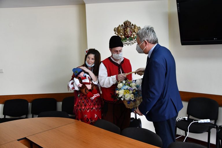 Кметът на Разлог Кр. Герчев отрупа с подаръци първото бебе на годината и последното за старата