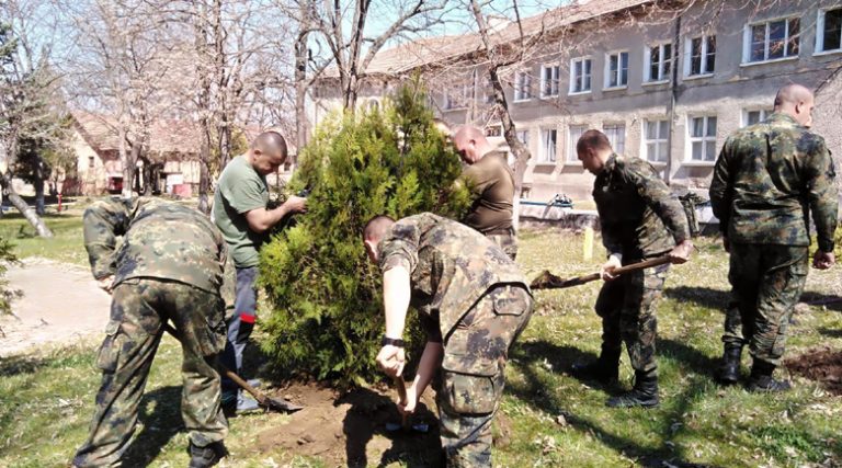 Военни залесиха със 120 фиданки двора на казармата си в Благоевград