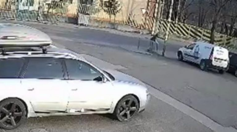 Билборд едва не уби дете в Благоевград
