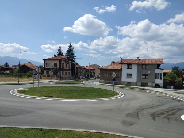 Откриват новоизграденото кръгово кръстовище в село Баня