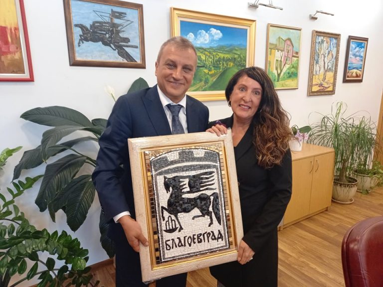 Кметът на Благоевград посрещна в кабинета си американския посланик Херо Мустафа