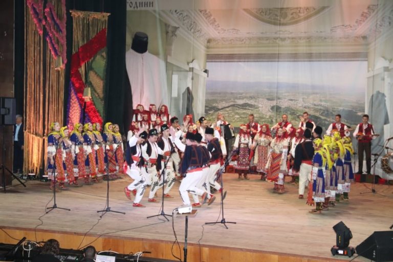 Неврокопският ансамбъл за народни песни и танци получи заслужени отличия