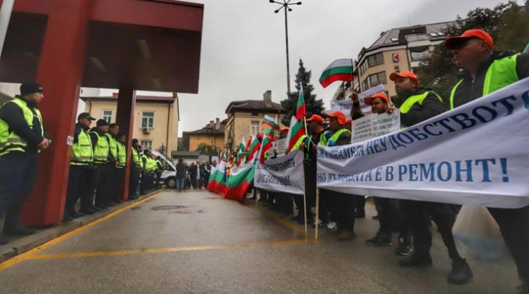 Работодатели и синдикати заедно на протест заради цените на тока