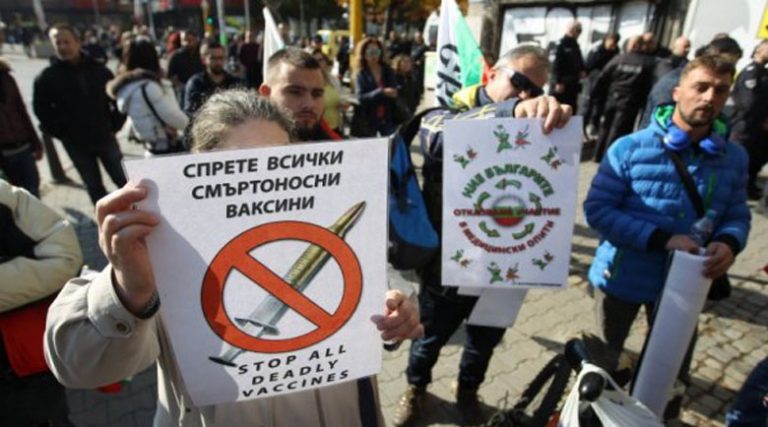 Протестиращи искат оставката на Кацаров пред министерството