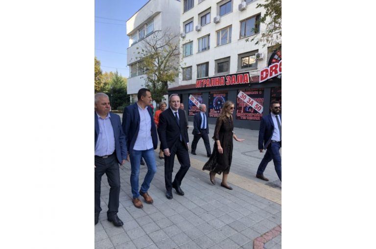 Кандидат-депутатите от коалиция ГЕРБ-СДС посрещнаха проф. Анастас Герджиков и полк. Невяна Митева в Пазарджик