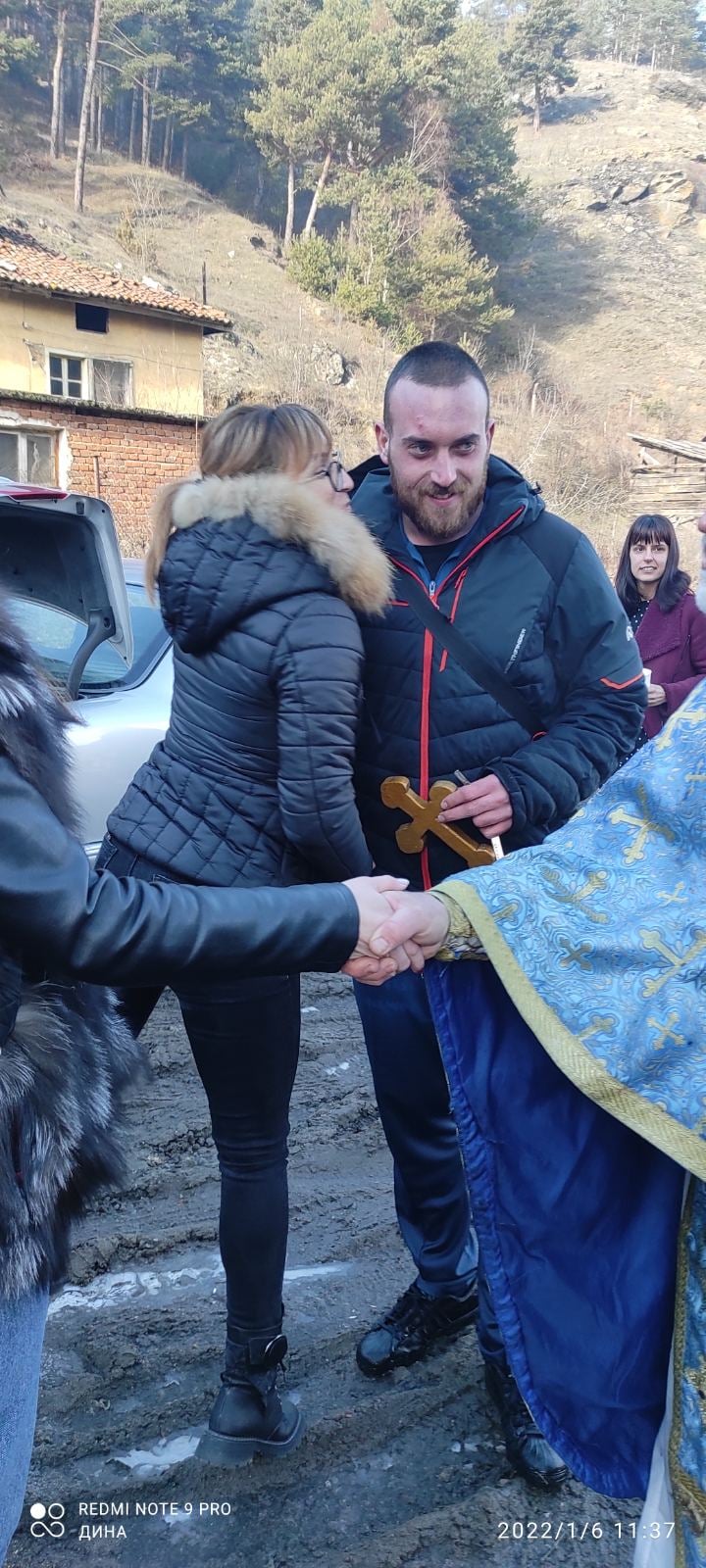 Марио Чонков от Белица извади кръста
