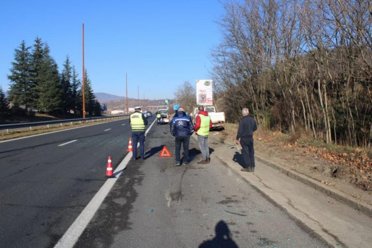 Товарен автомобил се вряза в спрял в аварийната лента лек автомобил край Благоевград