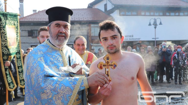 Кристиян Балтов извади кръста в Банско