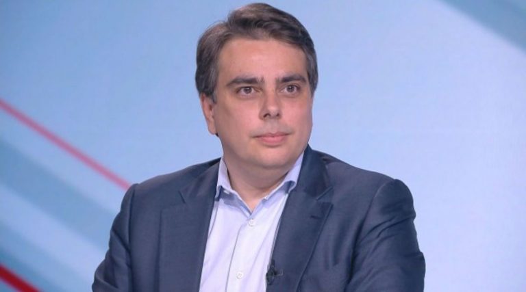 Асен Василев: Вдигаме минималната заплата от април