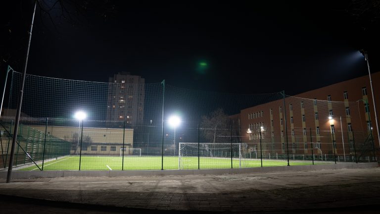Футболното игрище в Спортен интернат „Пирин“ – Благоевград с ново  LED осветление, децата с възможност да тренират и вечер