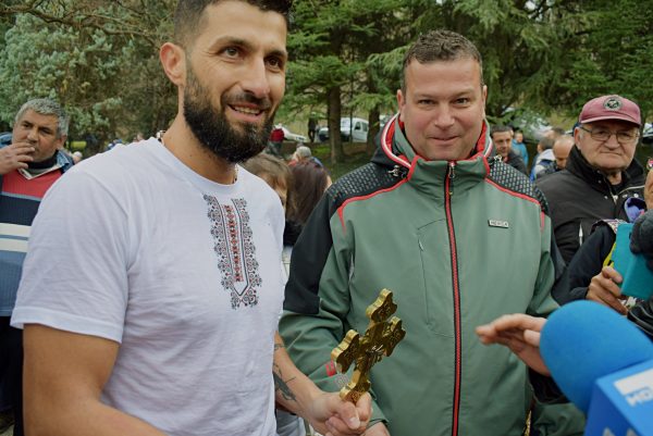 ИВАН КИРИЛОВ ИЗВАДИ СВЕТИЯ КРЪСТ В САНДАНСКИ!