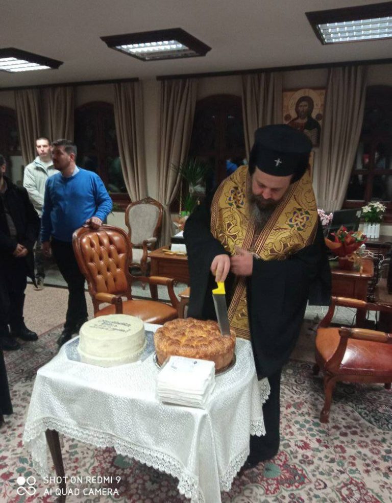 Дядо Серафим почерпи в митрополията с пита ученици и студенти