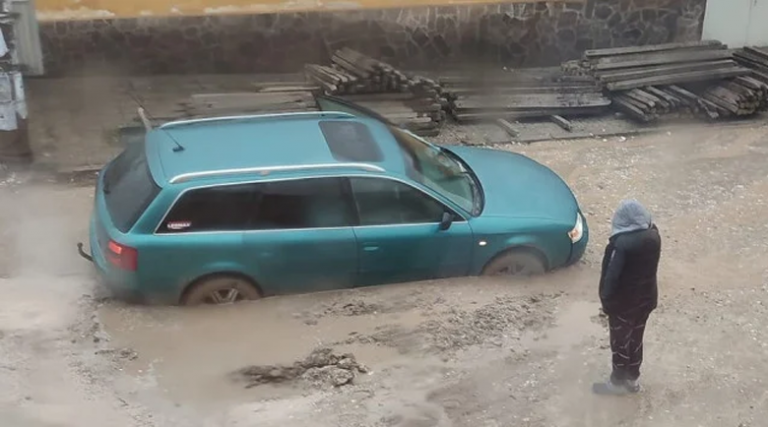 Лек автомобил буквално потъна в яма в пловдивското село Брестовица
