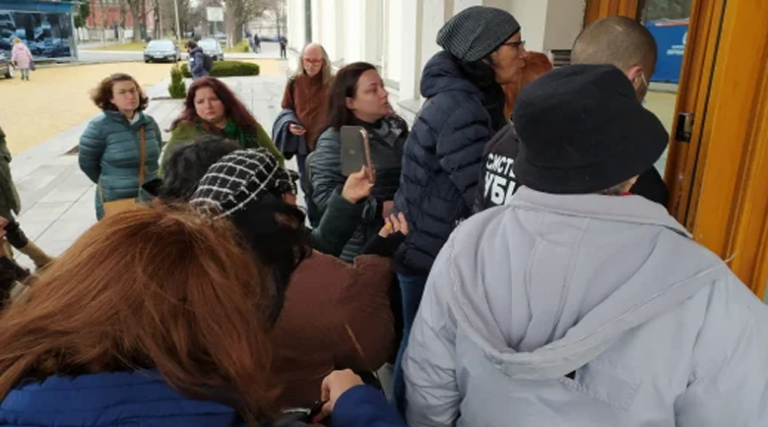 Майките от „Системата ни убива“ щурмуваха парламента