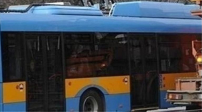 Пътник пострада при сблъсък на тролейбус в стълб в София