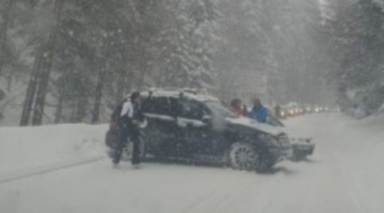 Десетки коли блокирани на пътя за Пампорово