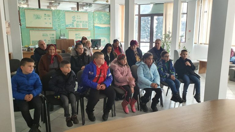 Днес децата от 1-ви кладс на СУ“С/в.св.Кирил и Методий“ – Белица се запознаха с историята на мартеницата