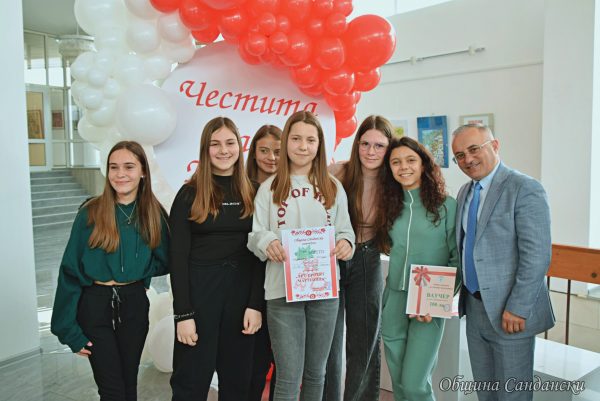 Децата на Сандански представиха своите проекти в междуучилищното състезание на община Сандански – „Арт проект мартеница“!
