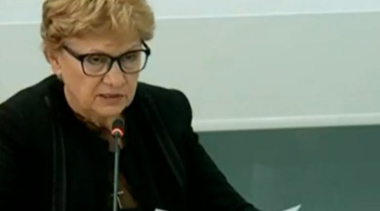ГЕРБ: Бившата министърка Комитова дала пари за път до къщата си за гости