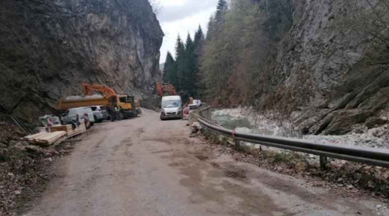 Въведоха пропускателен режим за автомобилите по пътя към Триград