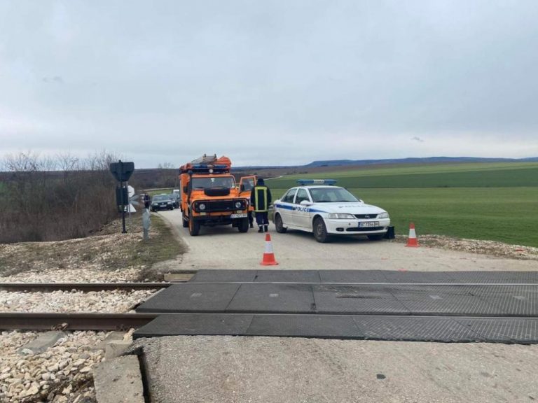 Влак блъсна кола на жп прелез край село Мурсалево