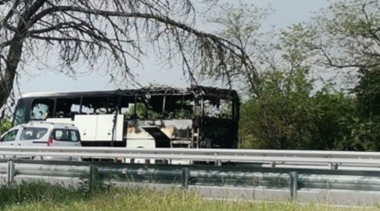 Пожар пламна в автобус в Кресна