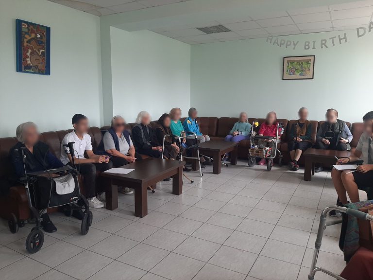 Емоционална среща в Дом „Света Петка“, ученици записват житейските истории на възрастни хора