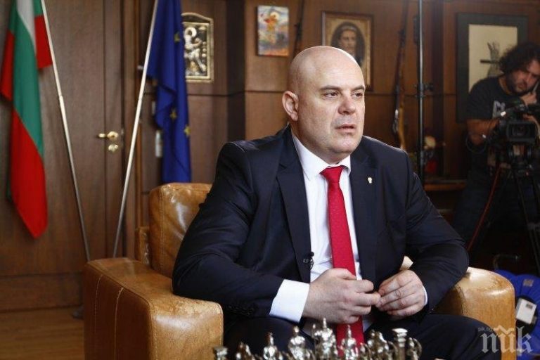 Сега ясно ли ви е защо протестъри и либерасти искат да сменят Гешев?