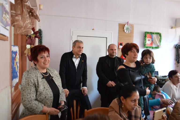 Илко Стоянов бе гост на коледни тържества в Дневен център за деца с увреждания и Дневен център за пълнолетни лица с увреждания “Зорница”