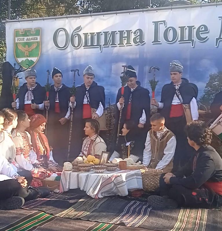 Гимназисти от Гоце Делчев пресъздадоха християнския обичай „Бъдни вечер“
