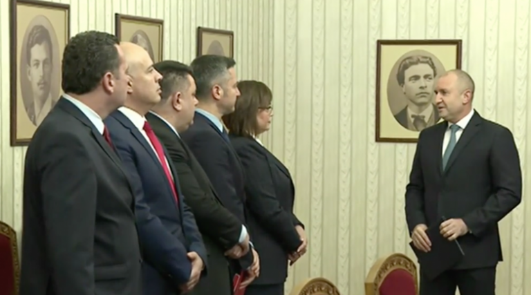 Президентът Румен Радев връчи третия мандат