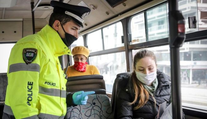Маските отново задължителни в обществения транспорт в Гърция