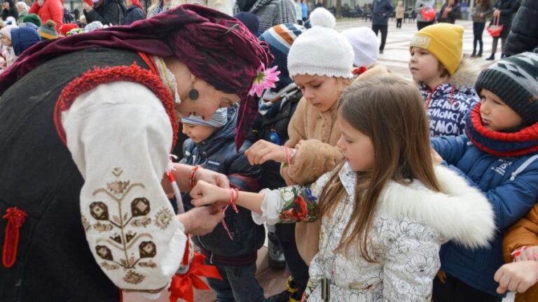 Баба Марта връзва мартенички на децата в Благоевград