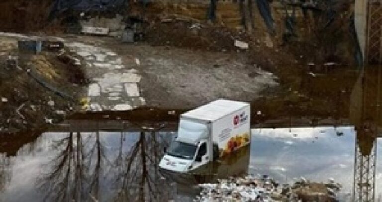 Бус падна в столично езеро, по чудо няма пострадали