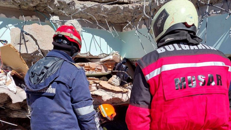 Български спасители извадиха 4-годишно дете и възрастен мъж от руините в Турция
