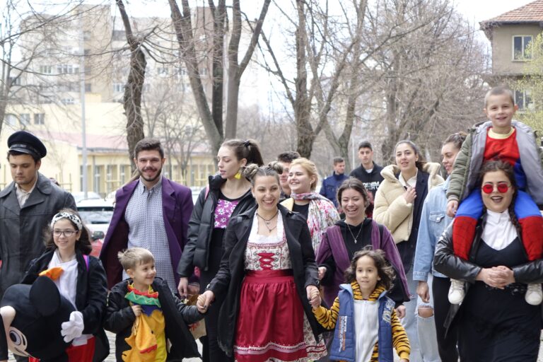 С празнично шествие студенти и преподаватели от ЮЗУ „Неофит Рилски“ отбелязаха Международния ден на театъра
