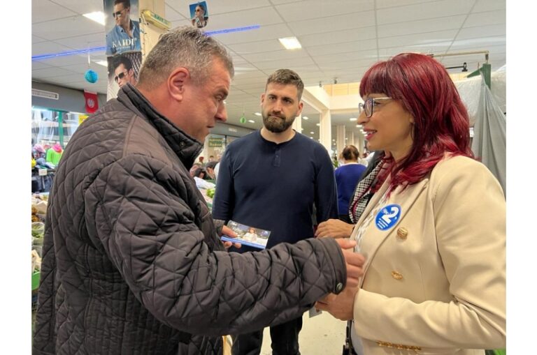 Кандидатът за народен представител на ГЕРБ-СДС Даниела Савеклиева се срещна с жители на Благоевград