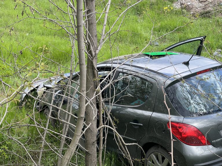Автомобил с три деца падна по таван в дере