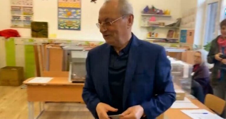 Ахмед Доган гласува с хартиена бюлетина