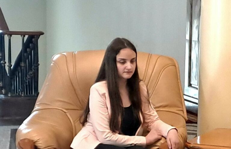 Александра Полежанова от на СУ”Неофит Рилски” гр.Банско , участва на прием в Президентството
