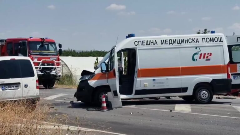 Двама загинали и ранени след удар между линейка и кола