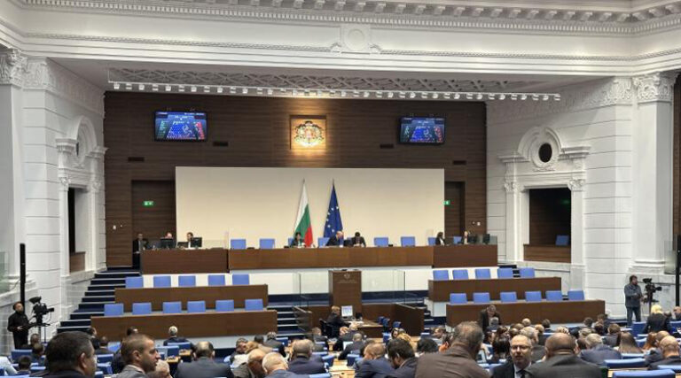 Депутатите решиха за 75 лева великденски добавки към пенсиите