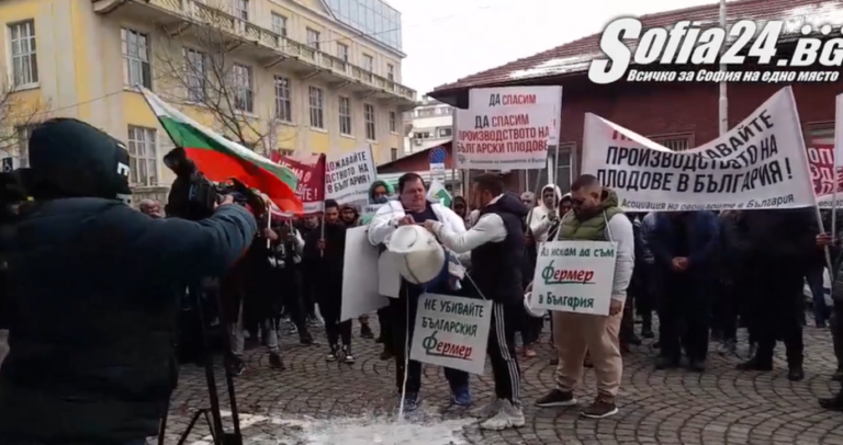 Фермери разляха мляко пред земеделското министерство