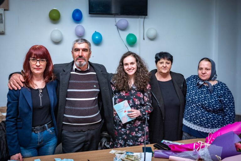 Учители, общественици, хора препълниха залата на Туристическият информационен център в Белица за да се потопят в творчеството на младата поетеса Авушка Тачева