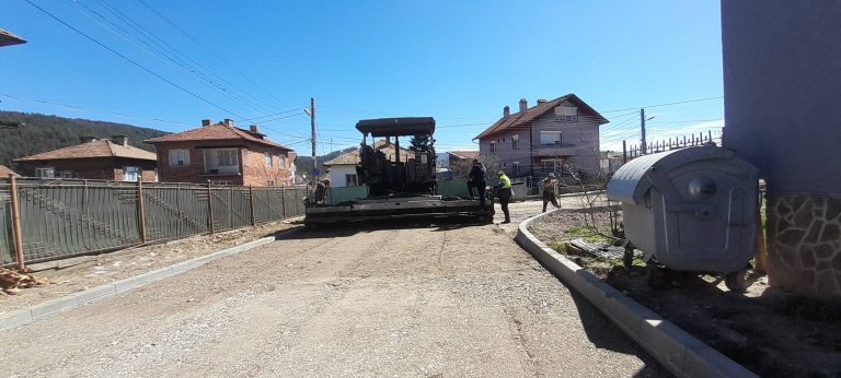 Няма спирка и в почивните дни тече ремонта на улиците в Белица