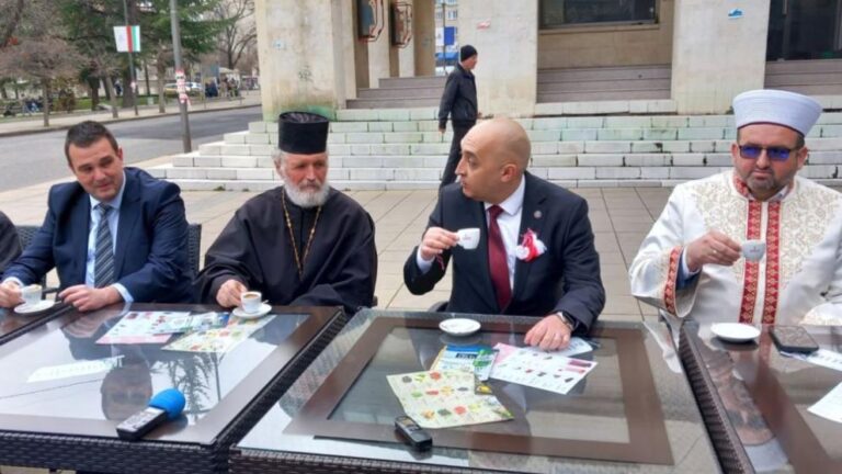 Кмет, поп и мюфтия пиха традиционното третомартенско кафе в Кърджали