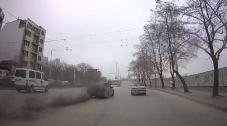 Кола с брутален дим от ауспуха възмути пловдивчани