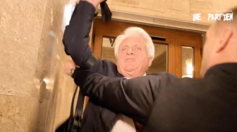 Бойко Рашков си изтърва нервите: Два пъти бие журналисти с чадър